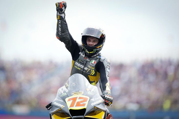 Pembalap Mooney VR46 Racing Team, Marco Bezzecchi, ketika merayakan keberhasilan finis kedua pada MotoGP Belanda 2022 di Sirkuit Assen, Minggu (26/6/2022).