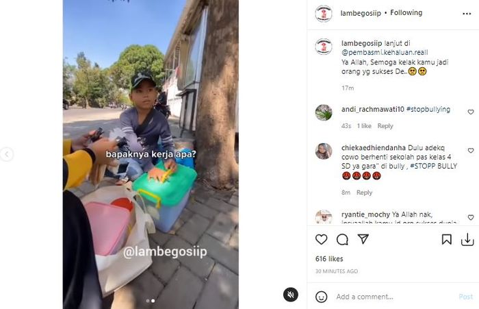 Seorang bocah putus sekolah untuk membantu ibunya berjualan 