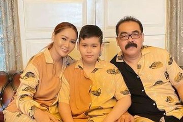 Keluarga Inul Daratista dan Adam Suseno