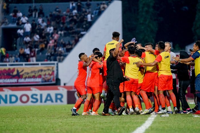 Pemain Borneo FC merayakan gol yang dicetak oleh Pato ke gawang RANS Nusantara FC di Piala Presiden 2022.