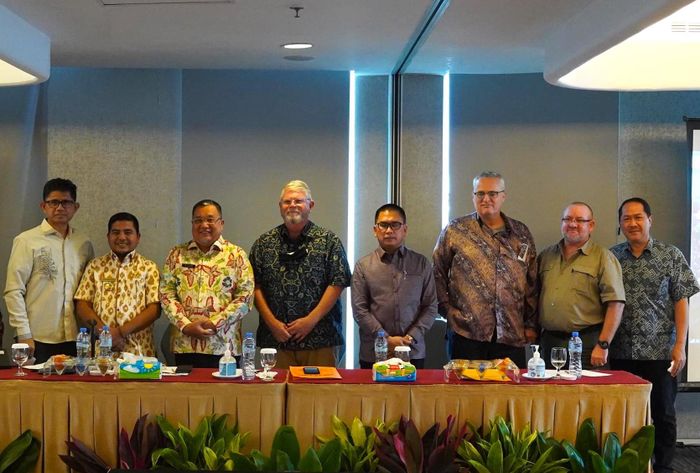 Diskusi media SIAP IFM di Jakarta. Dari kiri-kananL Laode M. Syarif (direktur eksekutif Kemitraan), H. Husin (Sekda OKI), Harlan Hale (Regional Humanitarian Avisor USAID), Tony Harsinta (Sekda Pulang Pisau), Johan Kieft (Senior Regional Advisor Asia-Pacific on Green Economy UNEP), Gerhard (Kishugu) dan Hasbi Berliani (Kemitraan).