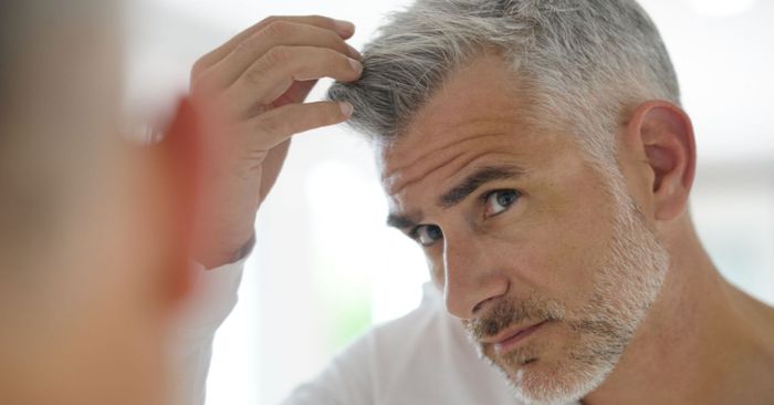 Rambut berubah menjadi abu-abu karena usia dan genetika.