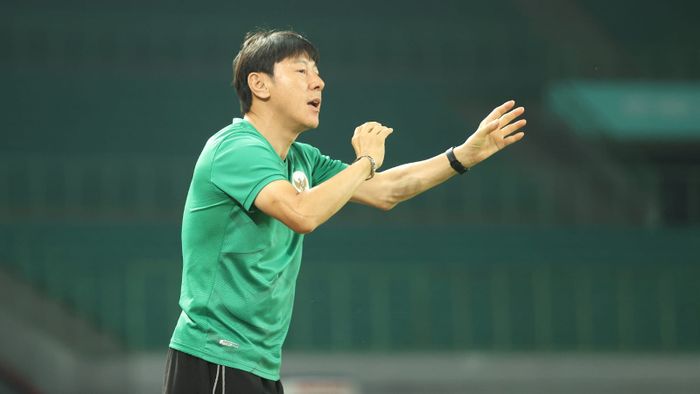 Pelatih timnas U-19 Indonesia, Shin Tae-yong, memberikan instruksi kepada pemainnya saat menghadapi Bhayangkara FC pada uji coba jelang Piala AFF U-19 2022.