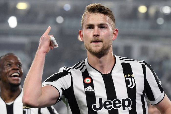 Bek tengah Juventus, Matthijs de Ligt, merayakan gol ke gawang Torino dalam laga Liga Italia di Stadion Allianz, 18 Februari 2022.