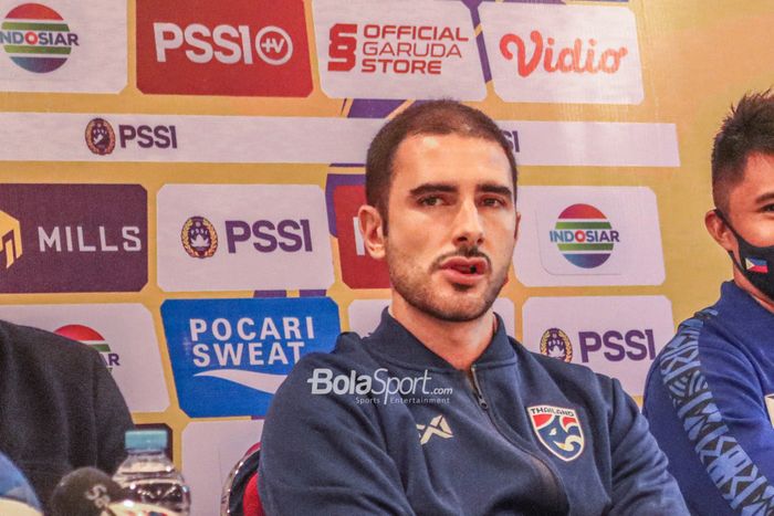 Pelatih timnas U-19 Thailand, Salvador Valero Garcia,  saat menghadiri sesi jumpa pers di Hotel Century, Jakarta, 1 Juli 2022.