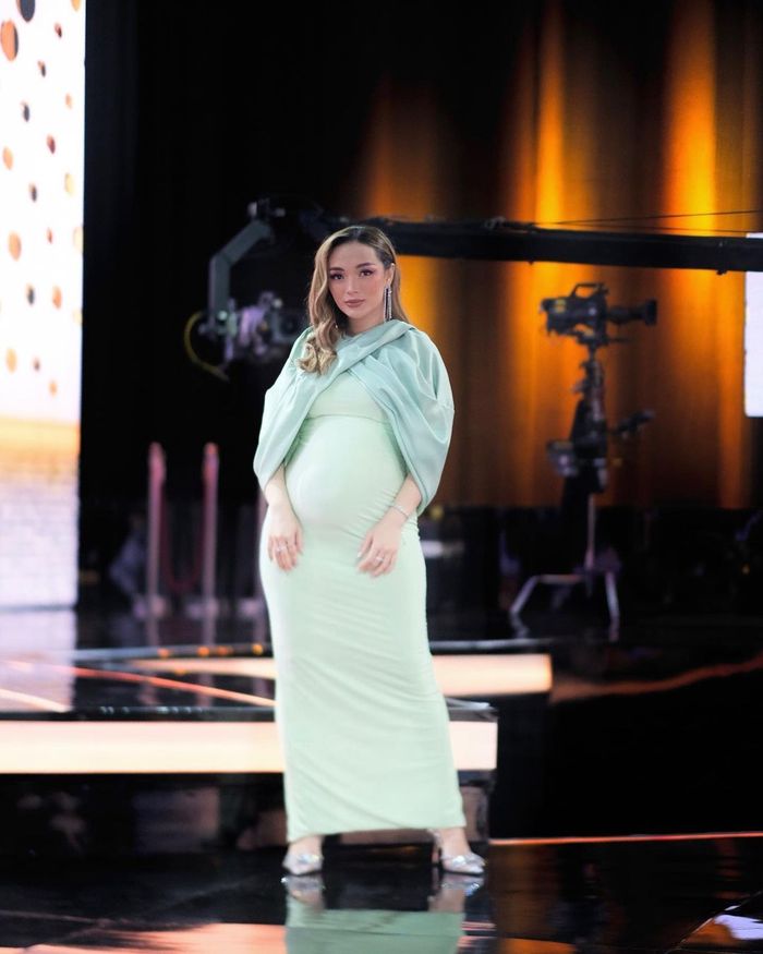 OOTD hamil Zaskia Gotik saat menjadi juri Rising Star Dangdut.