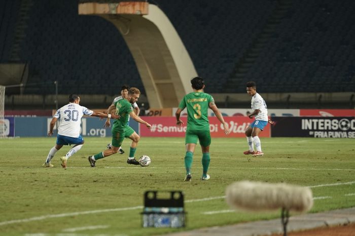 Gelandang PSS Sleman, Ze Valente, berebut bola dengan pemain Persib Bandung, Jumat (1/7/2022)