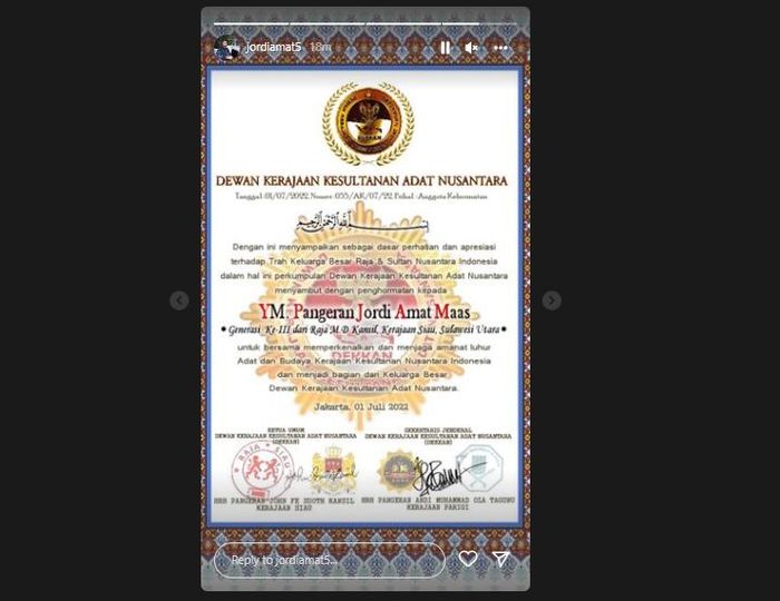 Calon pemain naturalisasi Indonesia, Jordi Amat resmi mendapat gelar kebangsawanan yakni pangeran dari Dewan Kerajaan Kesultanan Adat Nusantara (DEKKAN).  