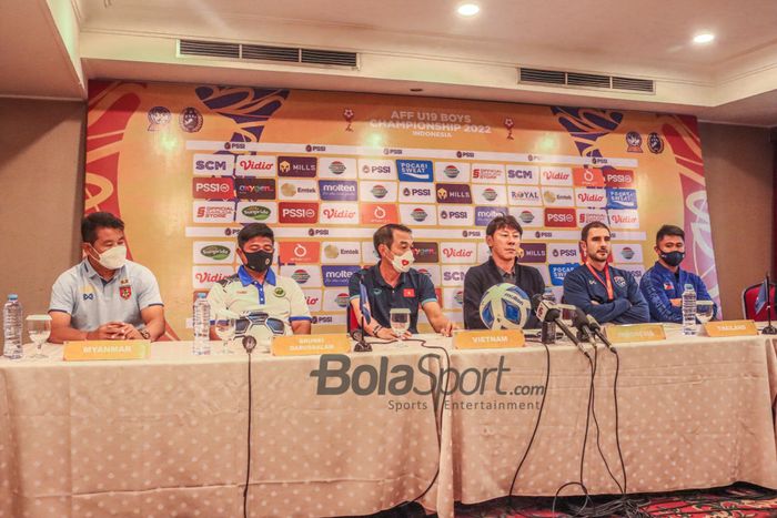 (Dari kiri ke kanan) Sejumlah pelatih timnas yakni Soe Myat Min dari Myanmar, Faizalani Abdul  Ghani dari Brunei Darussalam, Dinh The Namh dari Vietnam, Shin Tae-yong dari Indonesia, Salvador Valero Garcia dari Thailand, dan Pedimonte Christoper Edim dari Filipina sedang jumpa pers di Hotel Century,