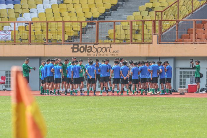 Skuat timnas U-19 Indonesia (skuad timnas U-19 Indonesia) nampak sedang kelakukan briefing di Stadion Wibawa Mukti, Cikarang, Jawa Barat, 1 Juli 2022.