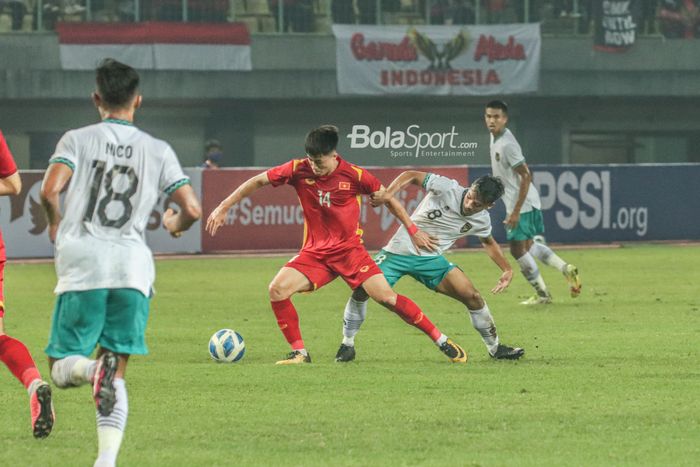 Suasana laga timnas U-19 Indonesia versus timnas U-19 Vietnam di Stadion Patriot Candrabhaga, Bekasi, Jawa Barat, 2 Juli 2022