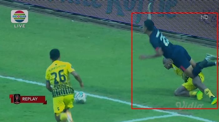 Achmad Figo dilanggar Frank Sokoy dalam laga Arema FC vs Barito Putera di Piala Presiden 2022, tetapi wasit tak memberi penalti (2/7/2022). 