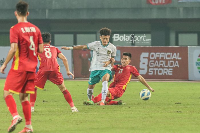 Pemain timnas U-19 Indonesia, Mikael Alfredo Tata (kiri), sedang berusaha melewati pilar timnas U-19 Vietnam bernama Nguyen Minh Trong (kanan) di Stadion Patriot Candrabhaga, Bekasi, Jawa Barat, 2 Juli 2022.