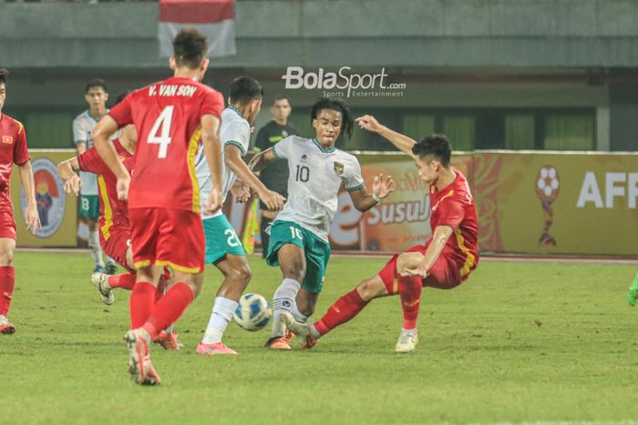 Penyerang timnas U-19 Indonesia, Ronaldo Kwateh (tengah), sedang berusaha melewati lawannya saat bertanding di Stadion Patriot Candrabhaga, Bekasi, Jawa Barat, 2 Juli 2022.