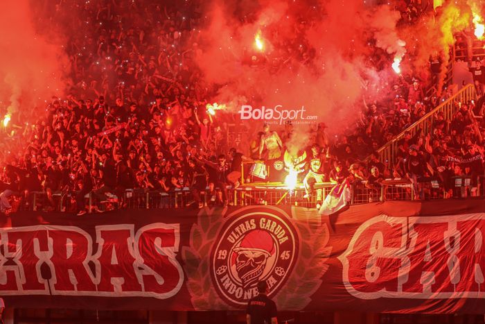 Oknum suporter timnas Indonesia sempat menyalakan petasan atau tepatnya flare saat pertandingan di Stadion Patriot Candrabhaga, Bekasi, Jawa Barat, 2 Juli 2022.