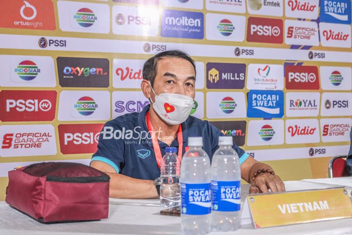 Pelatih timnas U-19 Vietnam, Dinh The Nam, nampak sedang melakukan sesi jumpa pers di Stadion Patriot Candrabhaga, Bekasi, Jawa Barat, 2 Juli 2022.