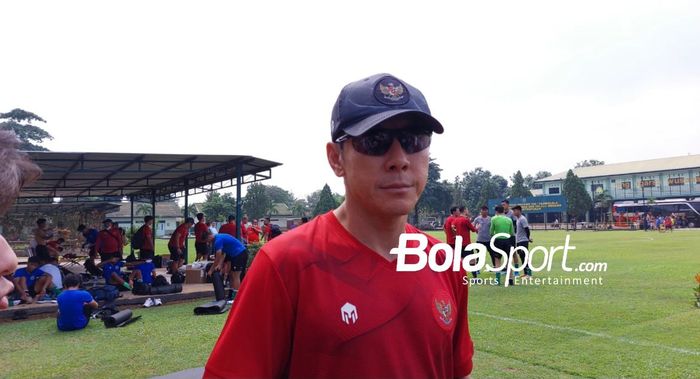 Pelatih timnas U-19 Indonesia, Shin Tae-yong Seusai memimpin sesi latihan di Lapangan Tajimalela, Bekasi, Jawa Barat, Minggu (3/7/2022).