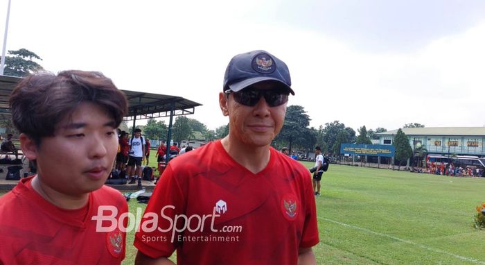 Pelatih timnas U-19 Indonesia, Shin Tae-yong Seusai memimpin sesi latihan di Lapangan Tajimalela, Bekasi, Jawa Barat, Minggu (3/7/2022).