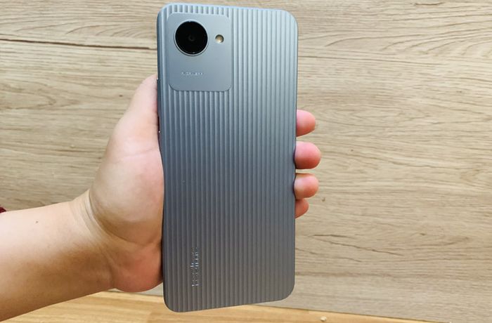 Bodi realme C30 nyaman dan tidak licin saat digengam.