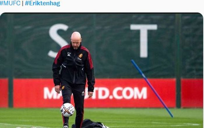 Erik ten Hag dalam sebuah sesi latihan Manchester United.