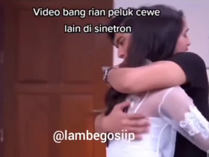 Adegan Teuku Ryan peluk seorang wanita dalam sebuah judul FTV