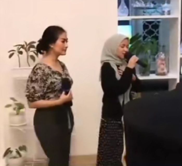 Penampilan Nissa Sabyan Saat Duet dengan Iis Dahlia Dibilang Seperti ART oleh Warganet