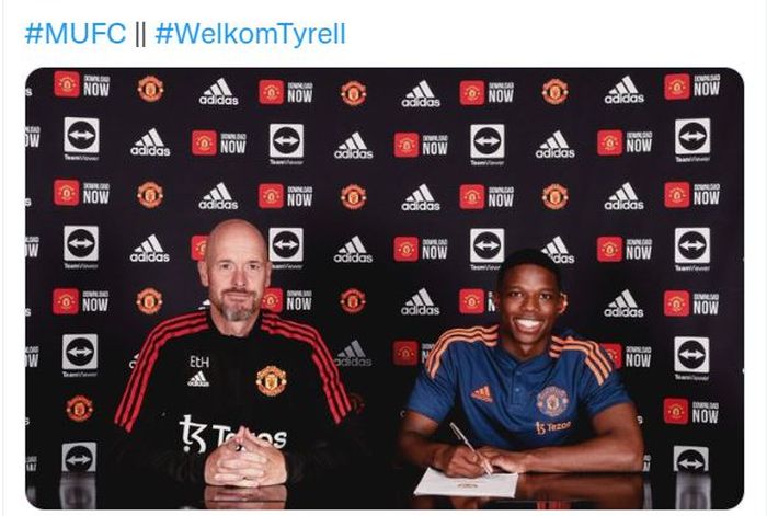 Tyrell Malacia (kanan) bersama pelatih Erik ten Hag saat diresmikan sebagai pemain Manchester United (5/7/2022).