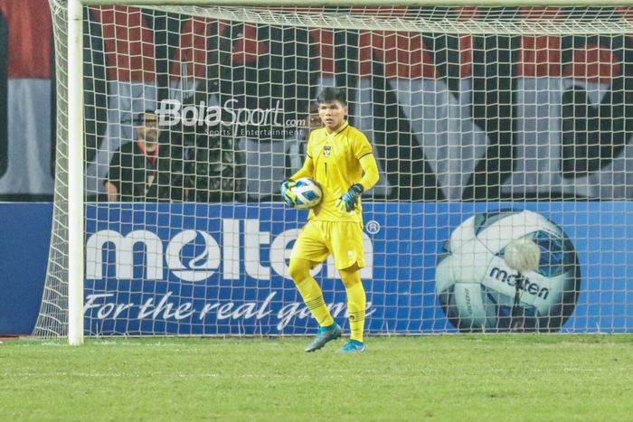 Kiper timnas U-19 Indonesia, Cahya Supriadi, sedang menguasai bola ketika bertanding di Stadion Patriot Candrabhaga, Bekasi, Jawa Barat, 6 Juli 2022.