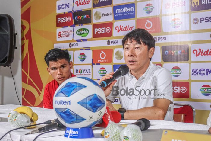 Pelatih timnas U-19 Indonesia, Shin Tae-yong (kanan), sedang memberikan keterangan kepada awak media dan ditemani sang pemain bernama Cahya Supriadi (kiri) di Stadion Patriot Candrabhaga, Bekasi, Jawa Barat, 6 Juli 2022.