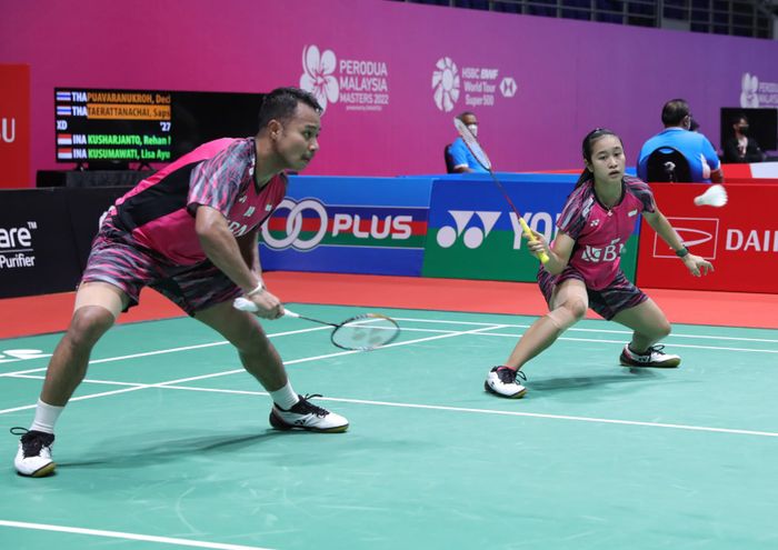 Pasangan ganda campuran Indonesia, Rehan Naufal Kusharjanto/Lisa Ayu Kusumawati, ketika berlaga pada babak kesatu Malaysia Masters 2022 di Axiata Arena, Kuala Lumpur, Rabu (6/7/2022).