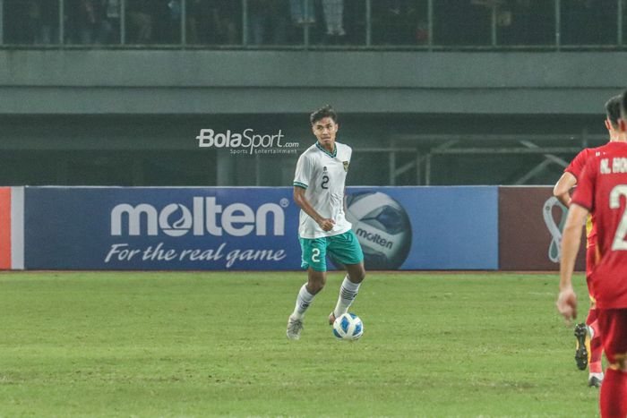 Bek timnas U-19 Indonesia, Ahmad Rusadi, sedang menguasai bola ketika bertanding di Stadion Patriot Candrabhaga, Bekasi, Jawa Barat, 2 Juli 2022.
