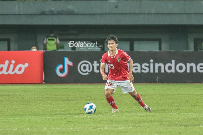 Pemain timnas U-19 Indonesia, Muhammad Rafli Asrul, sedang menguasai bola ketika bertanding di Stadion Patriot Candrabhaga, Bekasi, Jawa Barat, 4 Juli 2022.
