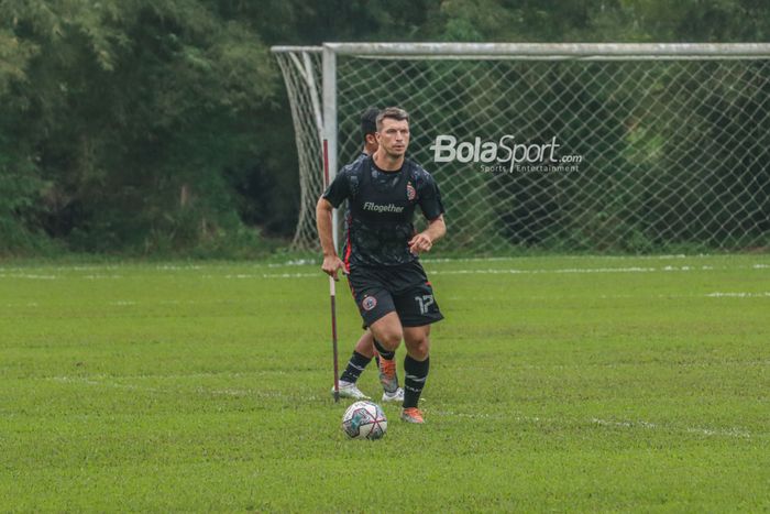 Bek Persija Jakarta, Ondrej Kudela, sedang menguasai bola ketika berlatih di Lapangan Nirwana, Sawangan, Jawa Barat , 7 Juli 2022.