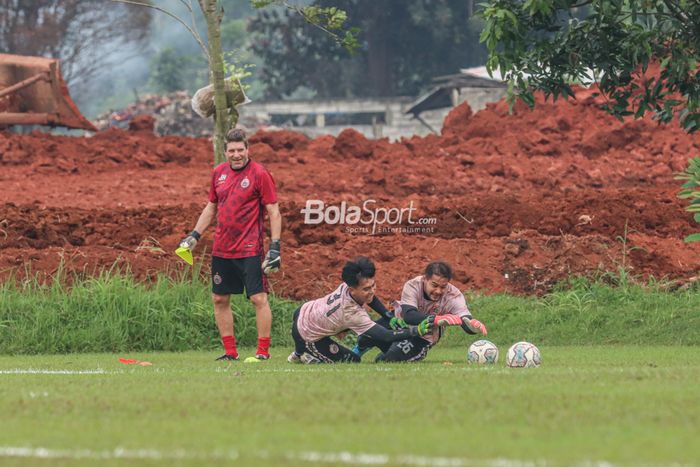 Pelatih kiper Persija Jakarta, Jan Klima (kiri), sedang memantau dua penjaga gawangnya berlatih yakni Adre Arido (tengah) dan Andritany Ardhiyasa (kanan) di Lapangan Nirwana, Sawangan, Jawa Barat , 7 Juli 2022.