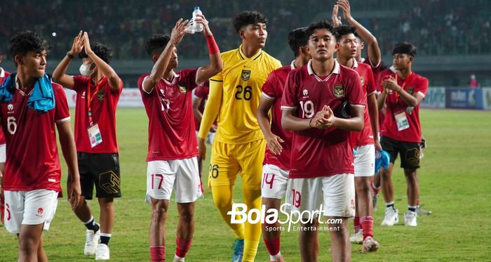 Para pemain timnas Indonesia setelah laga melawan Thailand di Grup A Piala AFF U-19 2022, Rabu (6/7/2022) di Stadion Patriot Candrabhaga, Bekasi.