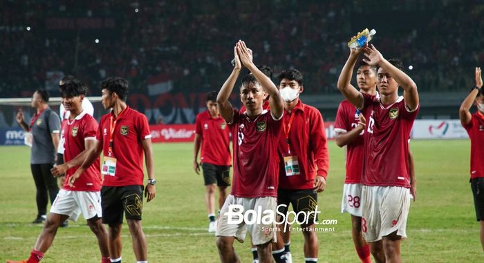 Para pemain timnas Indonesia setelah laga melawan Thailand di Grup A Piala AFF U-19 2022, Rabu (6/7/2022) di Stadion Patriot Candrabhaga, Bekasi.