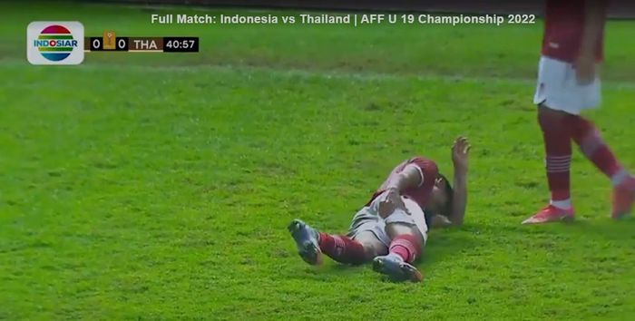 Marselino Ferdinan mengalami cedera pada laga timnas Indonesia U-19 vs Thailand, Rabu (6/7/2022). 