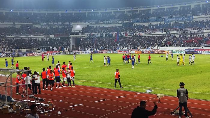 Suasana pertandingan PSIS Semarang melawan Arema FC pada leg pertama semifinal Piala Presiden 2022.