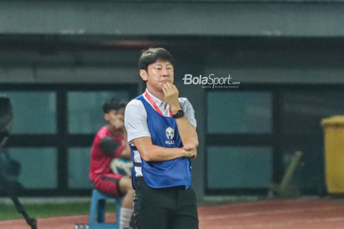 Pelatih timnas U-19 Indonesia, Shin Tae-yong, nampak serius memikirkan strategi ketika memantau para pemainnya bertanding di Stadion Patriot Candrabhaga, Bekasi, Jawa Barat, 6 Juli 2022.