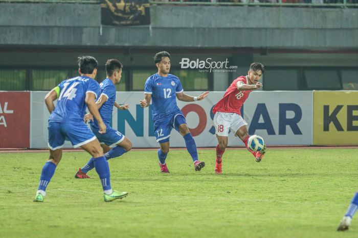 Penyerang timnas U-19 Indonesia, Alfriyanto Nico, melepaskan operan di tengah kepungan pemain Filipina dalam laga Grup A Piala AFF U-19 2022, Jumat (8/7/2022) di Stadion Patriot Candrabhaga, Bekasi.