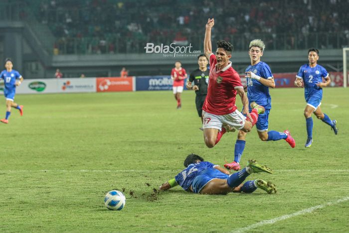 Pemain timnas U-19 Indonesia, Subhan Fajri, dilanggar pemain Filipina, Jaime Domingo Posquillo, sehingga menghasilkan penalti dalam laga  Grup A Piala AFF U-19 2022, Jumat (8/7/2022) di Stadion Patriot Candrabhaga, Bekasi.