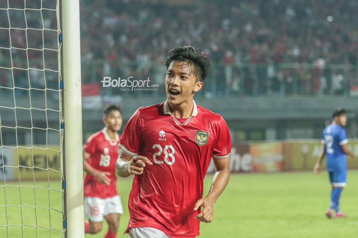 Pemain timnas U-19 Indonesia, Rabbani Tasnim Siddiq, melakukan selebrasi setelah mencetak gol keduanya dalam laga melawan Filipina di Grup A Piala AFF U-19 2022, Jumat (8/7/2022) di Stadion Patriot Candrabhaga, Bekasi.