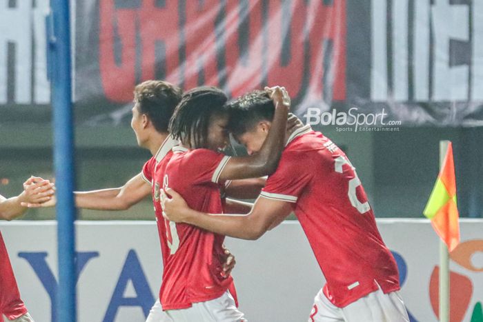 Dua pemain timnas U-19 Indonesia, Ronaldo Kwateh dan Rabbani Tasnim, merayakan gol dalam laga melawan Filipina di Grup A Piala AFF U-19 2022, Jumat (8/7/2022) di Stadion Patriot Candrabhaga, Bekasi.