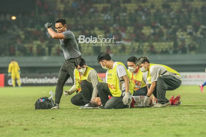 Pemain sayap kanan timnas U-19 Indonesia, Alfriyanto Nico, nampak sedang ditandu keluar lapangan saat mengalami masalah kram saat bertandint di Stadion Patriot Candrabhaga, Bekasi, Jawa Barat, 8 Juli 2022.