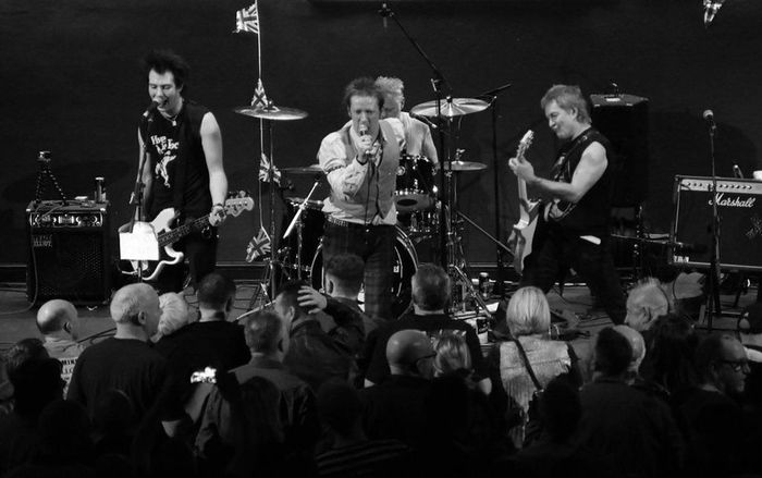 Penampilan grup punk Sex Pistols di Saddleworth Civic Hall, Inggris pada 4 Februari 2017.