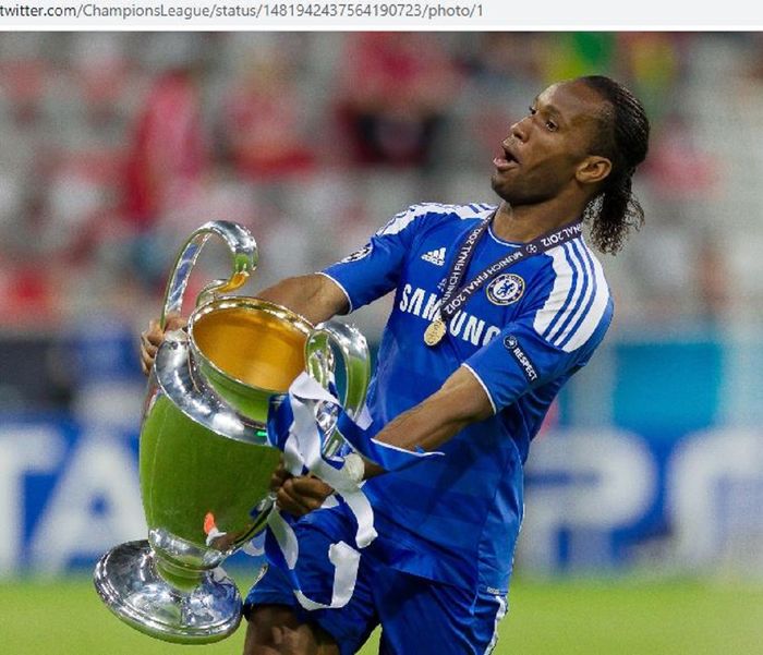 Didier Drogba melakukan selebrasi perayaan juara Liga Champions 2011-2012 bersama Chelsea.