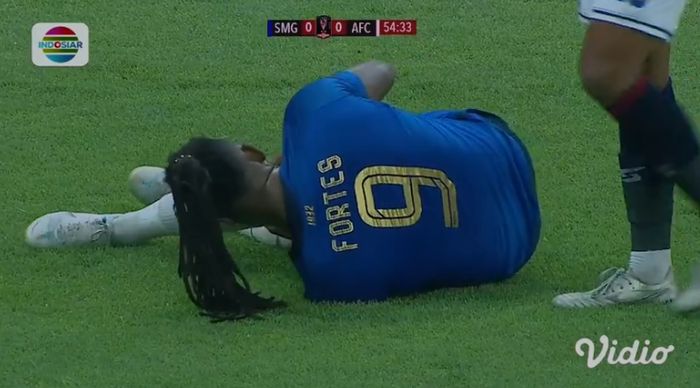 Carlos Fortes mengalami cedera dalam laga PSIS Semarang vs Arema FC di Piala Presiden 2022 97/7/2022). 
