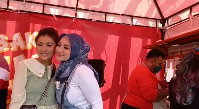 Nathalie Holscher datang ke acara launching bisnis baru Sarwendah di kawasan Lebak Bulus, Jakarta Selatan, Sabtu (9/7/2022).