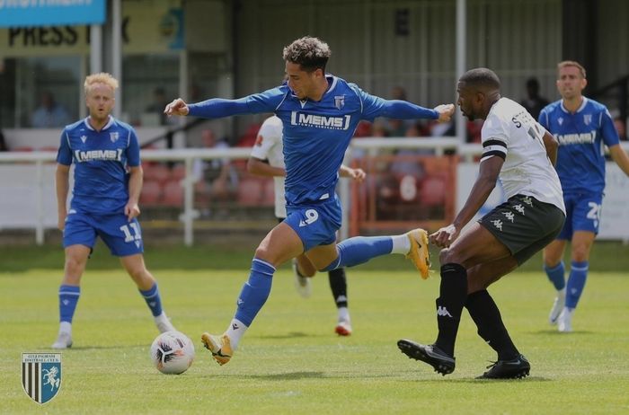 Pertandinhan Gillingham melawan Dover Athletic