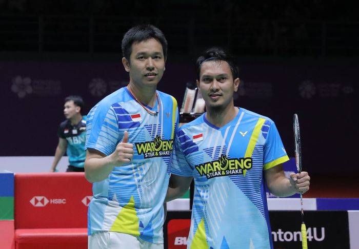 Mohammad Ahsan/Hendra Setiawan berpose usai memenangi semifinal Malaysia Masters 2022, Sabtu (9/7/2022)